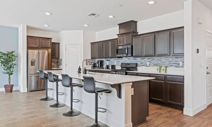 Merced House | Spacious 6-bedroom house in fabulous Merced with WiFi, Near Hospitals and Dining
