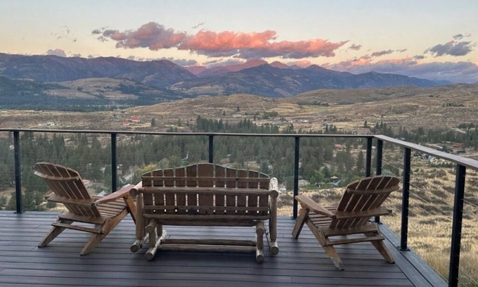 Winthrop House | Spacious 6-bedroom lodge/house overlooking charming Winthrop with WiFi, AC