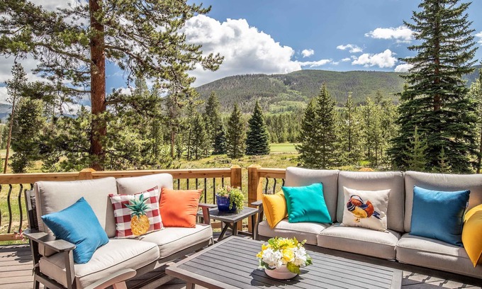 Keystone House | Spacious 6 Bedroom with hot tub on Keystone Ranch Golf Course