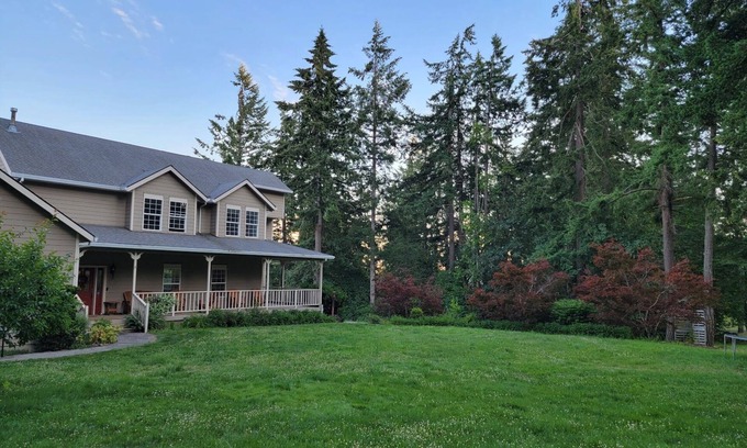 Oregon City House | Spacious 6BR Home with Bonus Rooms, Office Space, Gym, and Sport Court