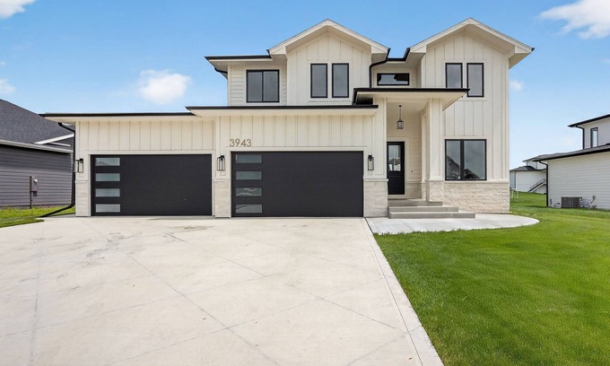 Waukee House | Spacious 6BR with Peaceful Pond Views - Brand New & Upscale