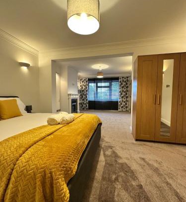 Woking Apartment | Spacious 7 Bed Home Contractor Corporate Long Stays