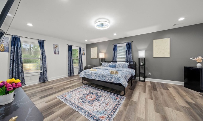 Church Street House | Spacious 7-bedroom building in amazing Atlanta with WiFi