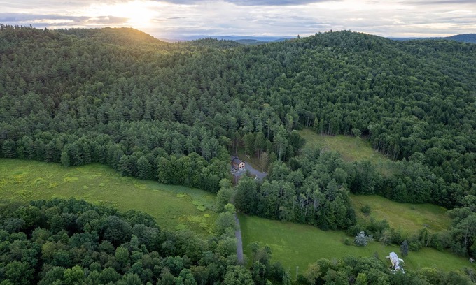 Grafton Cabin | Spacious 7-bedroom cabin in charming Grafton with fitness room, sauna & hot tub
