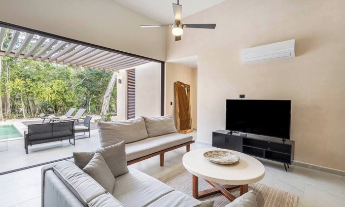 Tankah House | Spacious 7-bedroom house in cool Solidaridad with WiFi, AC, fitness room