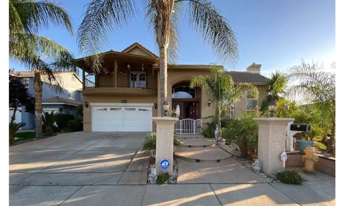 Atwater House | Spacious 7 BR home- king beds - sleeps 15- free parking -safe quiet neighbrhood