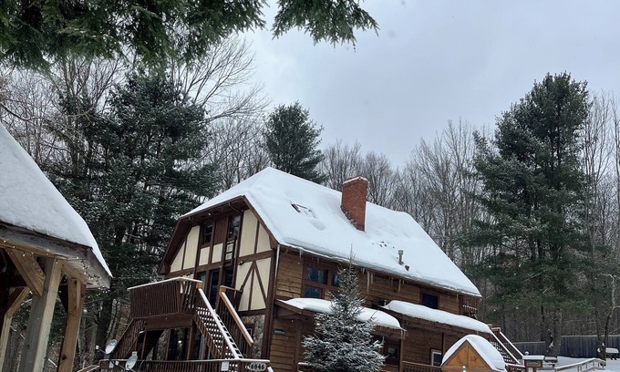 Great Valley Ski Chalet | Spacious 8 Bdrm Chalet set up for entertaining!