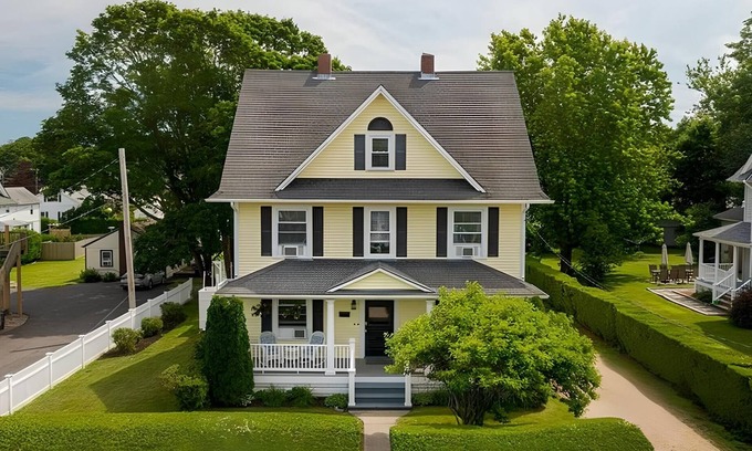 Narragansett Pier House | Spacious 8-bedroom home located in the heart of Narragansett!