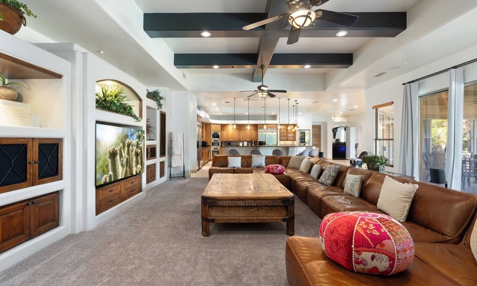 Central Scottsdale Villa | Spacious 9-bedroom villa in enjoyable Scottsdale with Wi-Fi, Sauna, family frdly