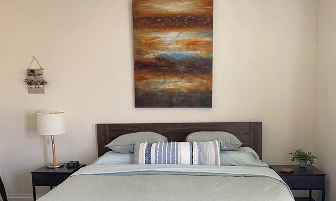 Alhambra Condo | Spacious 910 sqft, firm king + firm queen, 1 block from Starbucks, parking incl.