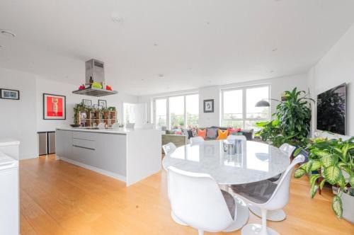 Maida Vale Apartment | Spacious and Bright 4 Bedroom Flat