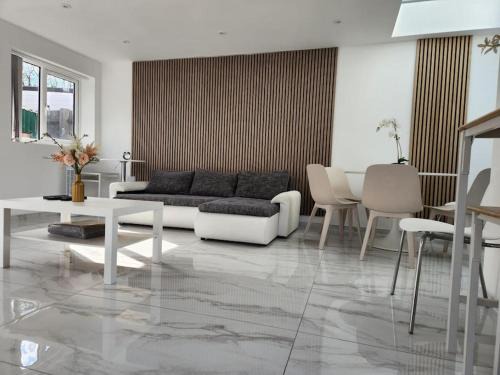 Iffley Apartment | Spacious and bright one bedroom apartment