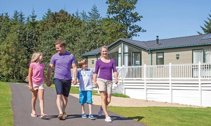 Hexham Ski Chalet | Spacious and contemporary lodge with en suite master bedroom suite.