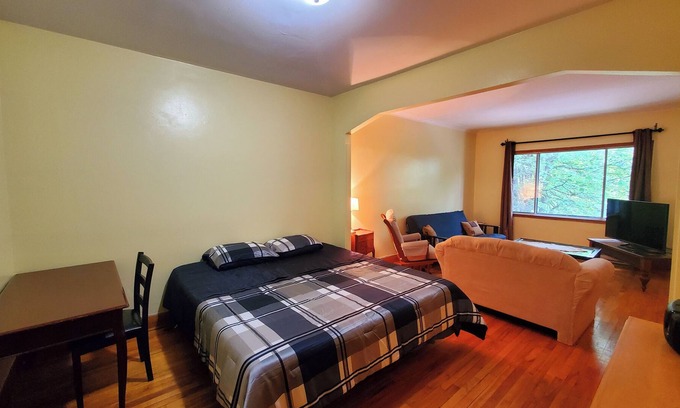 LaSalle Apartment | Spacious and Cozy Apartment With Parking, River View