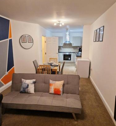 Wolverhampton Apartment | Spacious and modern apartment near Molineux Stadium, perfect for contractors, parking and WiFi
