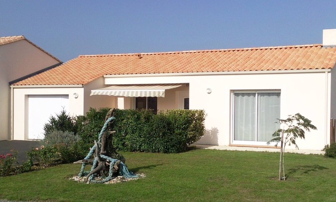 Givrand House | Spacious and recent house, classified 3 stars , close to the sea, calm.