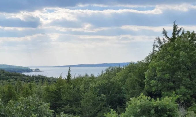 Crofton House | Spacious and Secluded lake home overlooking Lewis and Clark Lake