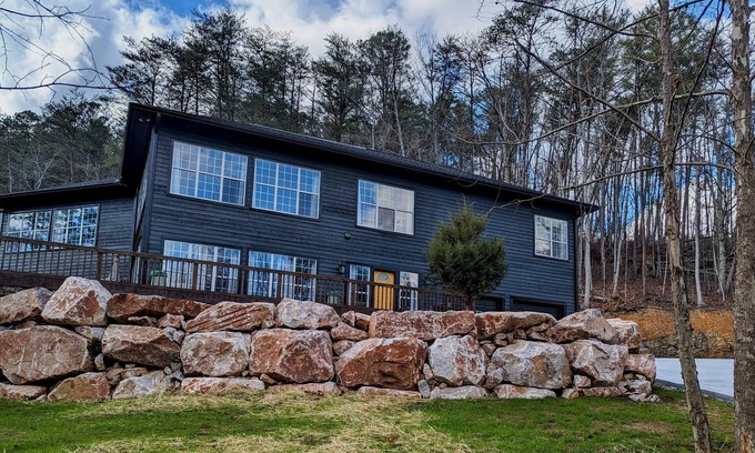 Maryville House | Spacious and Serene Smoky Mountain Retreat- the Perfect Launch for the Dragon!