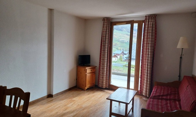 Albiez-le-Vieux Apartment | Spacious apartment 300m from slopes and shops, south balcony, parking. Comfortable