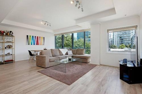 South Melbourne Apartment | Spacious apartment minutes from the CBD