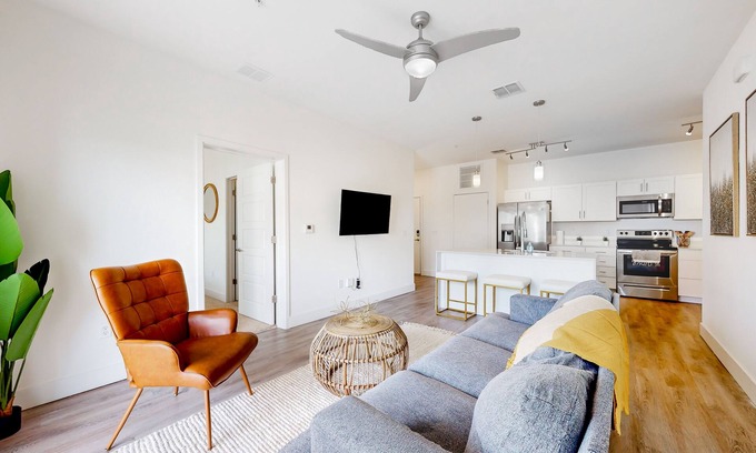 Gainesville Apartment | Spacious apartment with washer & dryer, private balcony, WiFi and pool