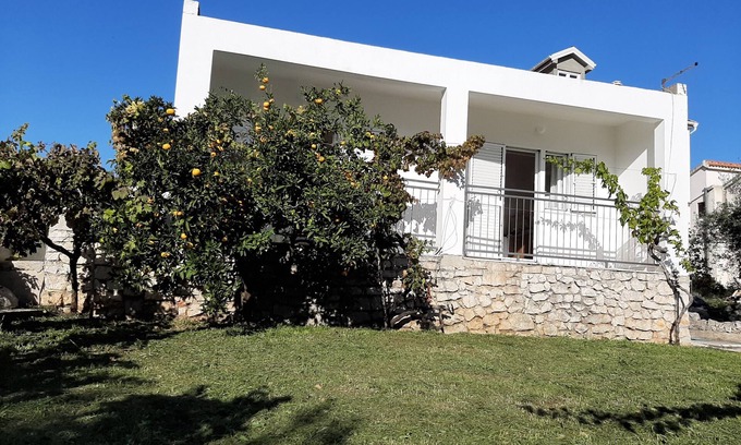 Podglavica Apartment | Spacious apartment w. balcony, big garden & grill