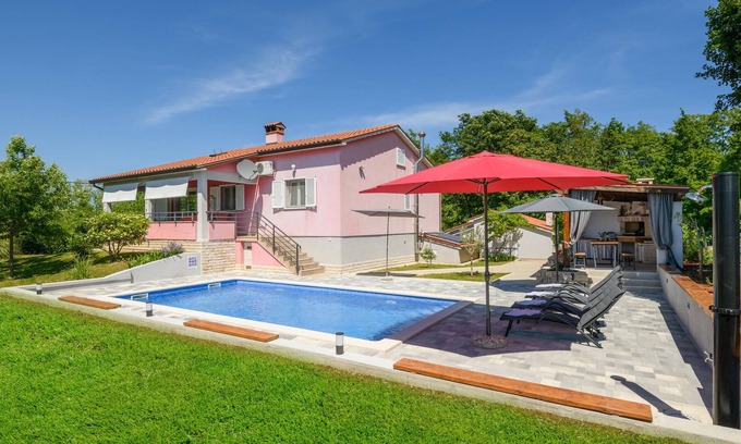 Zupanici Apartment | Spacious apartment with pool in the middle of the nature of Istria.