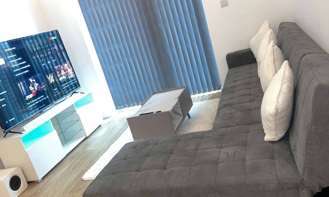 Gascoigne Apartment | Spacious apartment with WiFi in Barking
