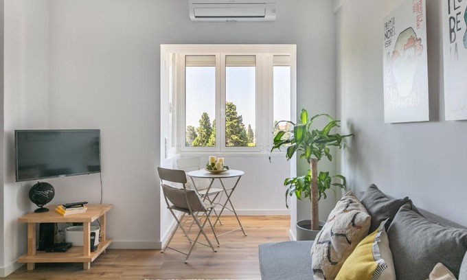 Santo Condestavel Apartment | Spacious Apt Campo D'Ourique with AC