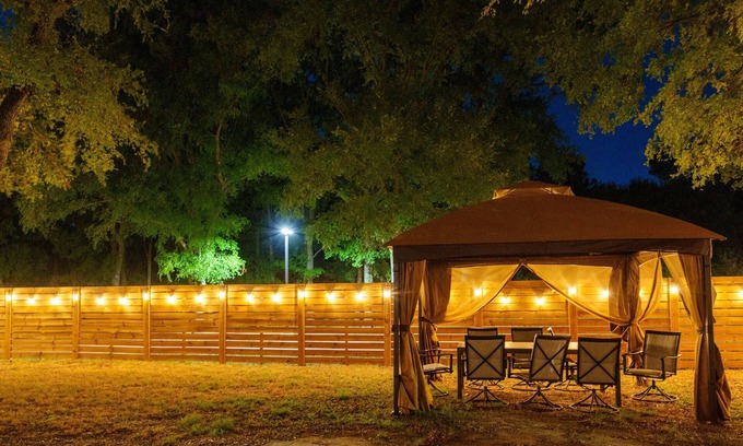 Rosewood House | Spacious Austin Getaway King+3 Queen Family/Group