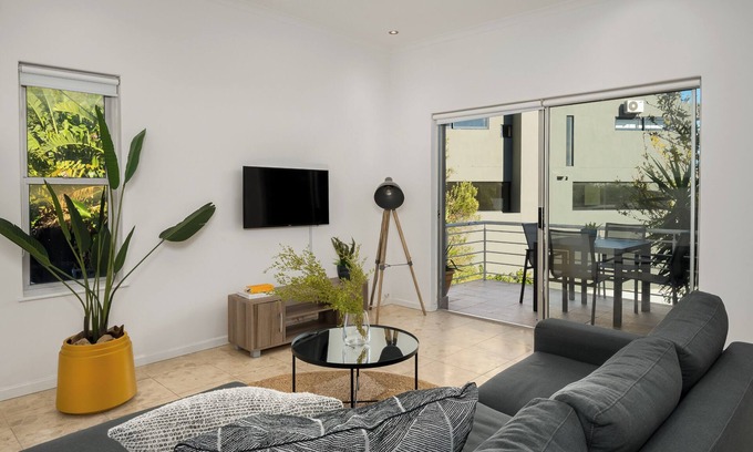 Flora Park Apartment | Spacious Bantry Bay Gem l Ocean Views