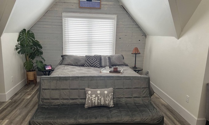 Bay View Apartment | Spacious Bayview Penthouse w/King bed
