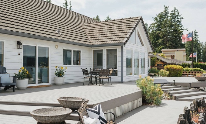 Belfair House | Spacious Beach Front Home on Hood Canal w/Kayaks!