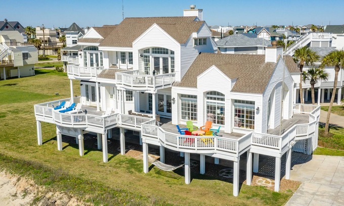 Pirates Beach House | Spacious Beachfront Home w/3 Decks + Patio, Large Bedrooms & Chef's Kitchen