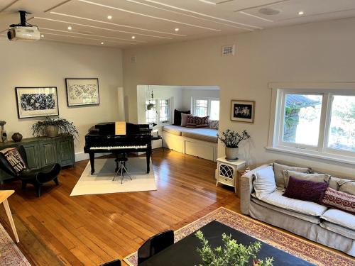 Clovelly Apartment | Spacious Beachside Apartment