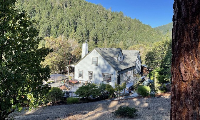 Jacksonville House | Spacious Beautiful Home in Forest, Mountain Views, 5 Min. to Jacksonville, PETS!