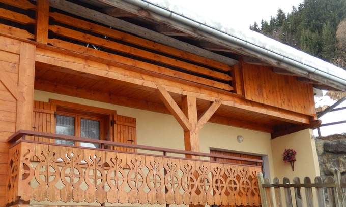 Saint-Jean-de-Sixt Apartment | Spacious & bright flat in a chalet opposite the aravis mountain, south oriented
