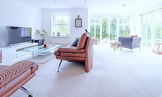 Camberley House | Spacious Bright and Airy Home Deepcut Surrey