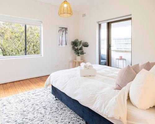 North Bondi Apartment | Spacious & bright with ocean views Balcony