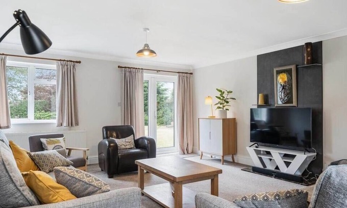 Frithelstock House | Spacious Bungalow nr Westward Ho!