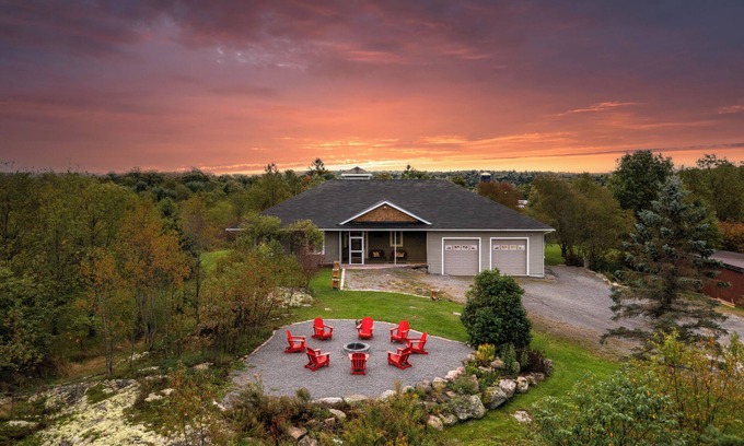 Bracebridge House | Spacious Bungalow Cottage | Private Hot Tub, Heated Pool, Golf & Downtown Nearby