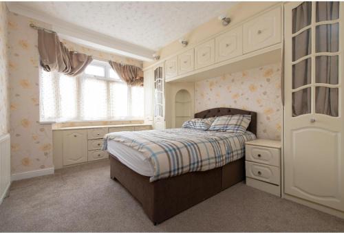 Pettits Apartment | Spacious Bungalow in Romford with parking
