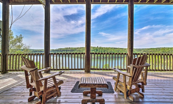 Albany Cabin | Spacious Cabin on Dale Hollow Lake w/Hot Tub!