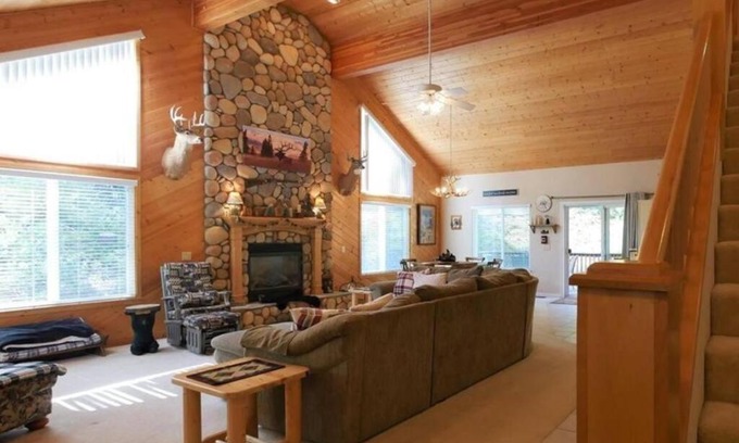 Shaver Lake House | Spacious cabin with game room free WIFI & parking