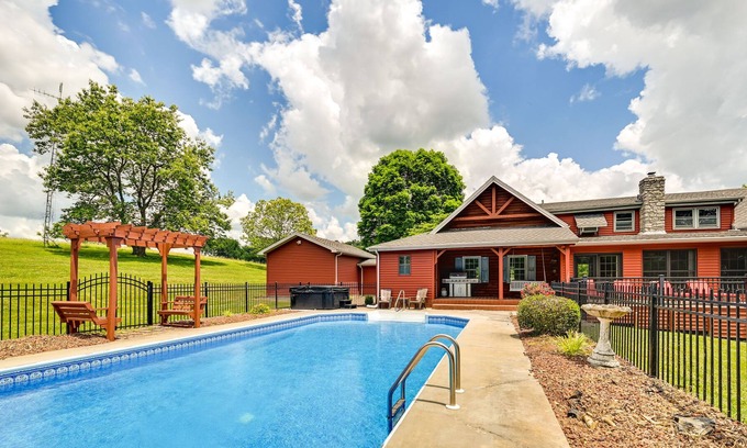 Campbellsville Cabin | Spacious Campbellsville Cabin w/ Pool & Hot Tub!
