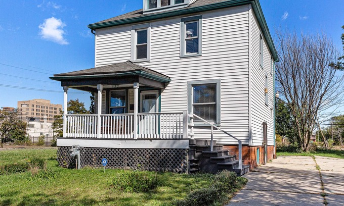 New Center Detroit Apartment | Spacious & central [4BD Apartment]- few mins away from Henry Ford!