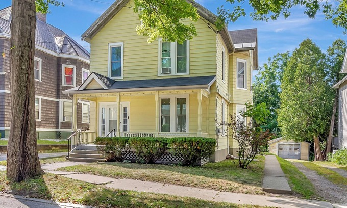 East Haven Rutland County House | Spacious Central 4BR, Ski, Bike,Hike, Explore Downtown