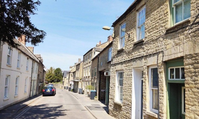 Charlbury Apartment | Spacious, central flat w. super king/twin & parking