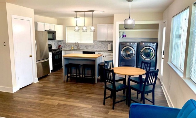 Central Southwest House | Spacious✨Central location✨KING BED SUITE✨FAST WIFI