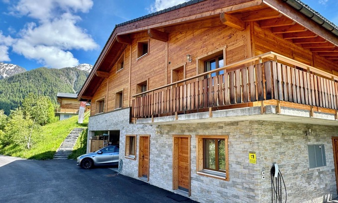 Mayens-de-Riddes Ski Chalet | Spacious Chalet with outside Hot tub in 4Vallées ski resort in La Tzoumaz.